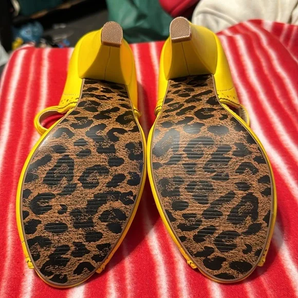 Bettie Page Double Strap Women’s Nellie Pumps - Picture 4 of 5